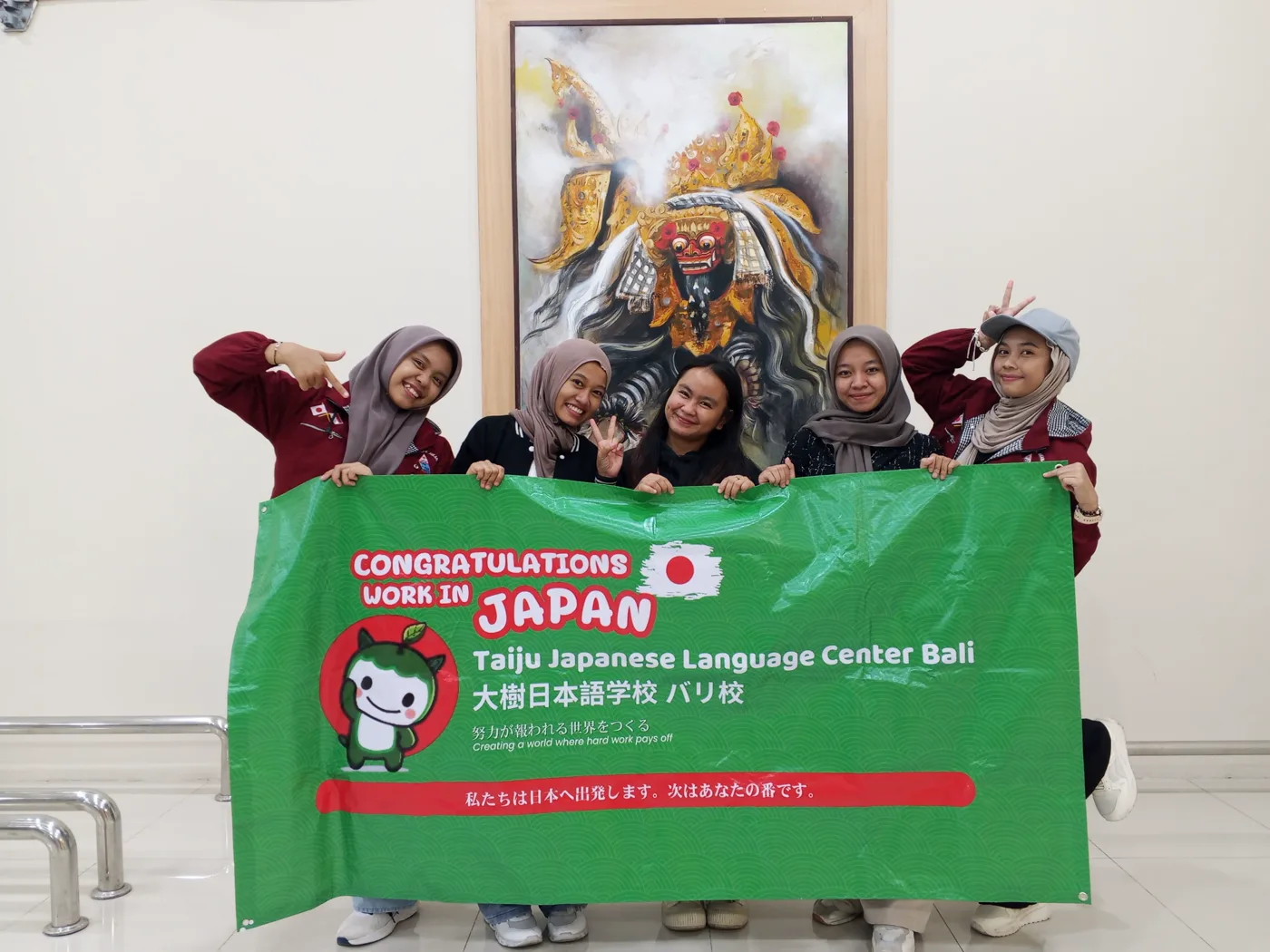 日本へ旅立つバリ校の卒業生