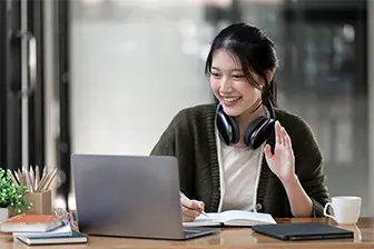 オンラインで日本語を学ぶ女性の様子