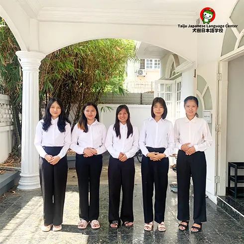 制服を着た女性たちが並んでいる集合写真