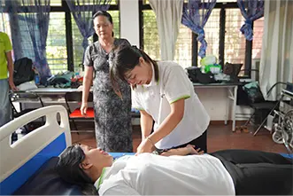 介護実習で指導を受ける学生の様子